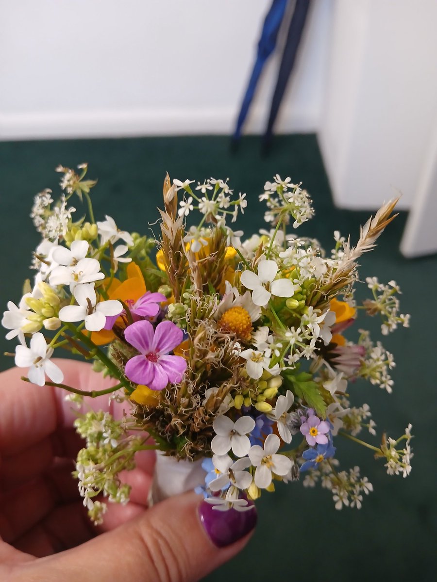 What a beautiful posy I have been given this lunchtime! 😍 children learning to be florists! #spreadingkindness @OPAL_CIC @Headteacherchat