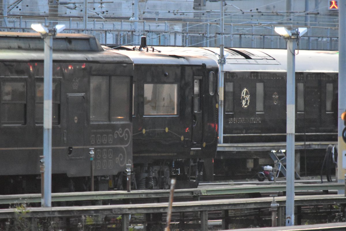 手前から奥に行くにつれて料金が上がっていく黒い列車たち