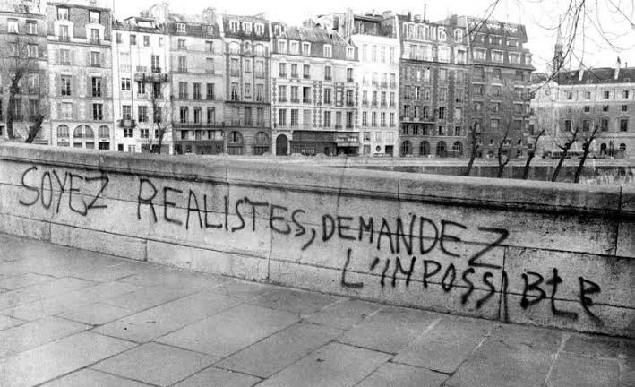 Seguimos en vivo por @RadioUNAM [radio.unam.mx]. En la #PoesíaNecesaria @berenice_wav nos comparte un collage de frases escritas en las paredes de las universidades y calles francesas en las protestas de mayo del 68.  🎶 Mercedes Sosa - Me Gustan Los Estudiantes.