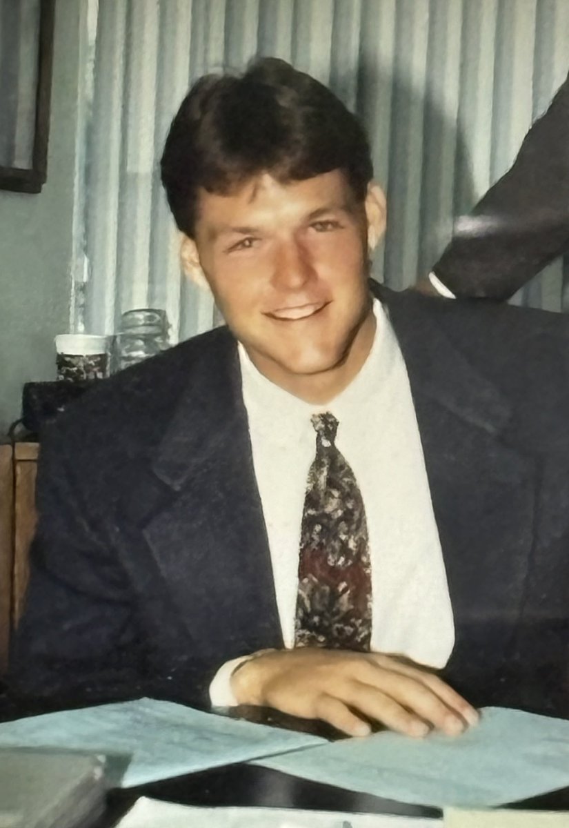 Happy Birthday wishes to @GoShockersBSB legend Darren Dreifort ⚾️🌾 Flashback of Darren signing his rookie contract in Dodger Stadium ✍️