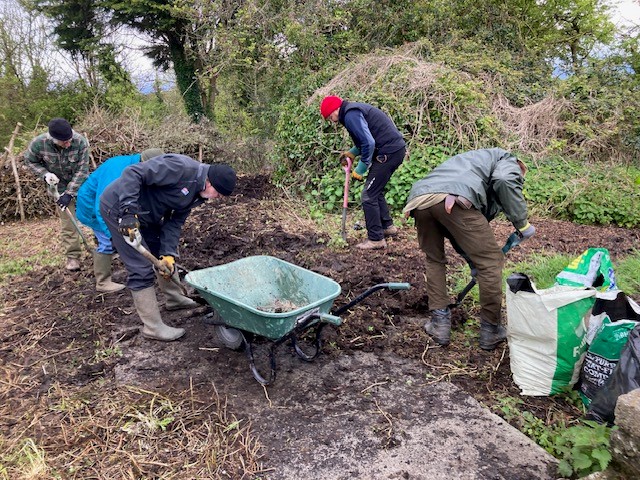 Am ddiwrnod gywch arall gyda'n gwirfoddolwyr Cwlwm Seiriol yn Llanddona. Diolch yn fawr i bawb am ei gwaith caled. Another great day with our Cwlwm Seiriol Volunteers in Llanddona. Thank you to everyone for your hard work.