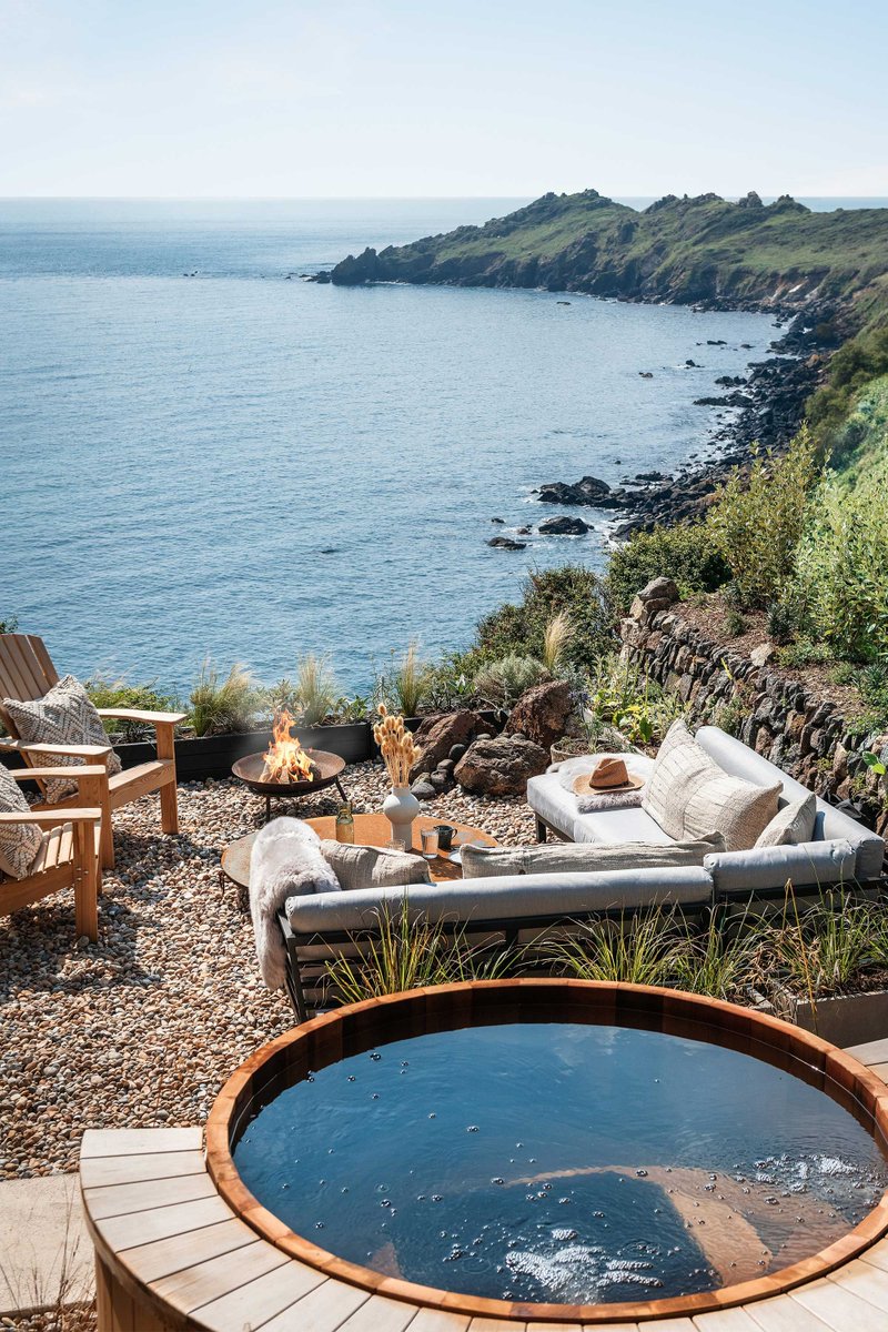 With sea views and smart interiors, these are the 20 loveliest holiday cottages for your next Cornish sojourn. trib.al/EAM23dE