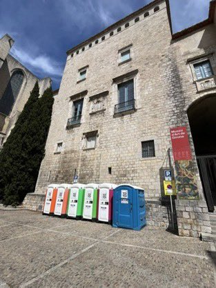 Els Amics del Museu d’Art donen suport a la queixa del @MuseuArtGirona per la ubicació dels wc que @Girona_Cat ha col·locat davant de l’entrada al museu. 😱😰