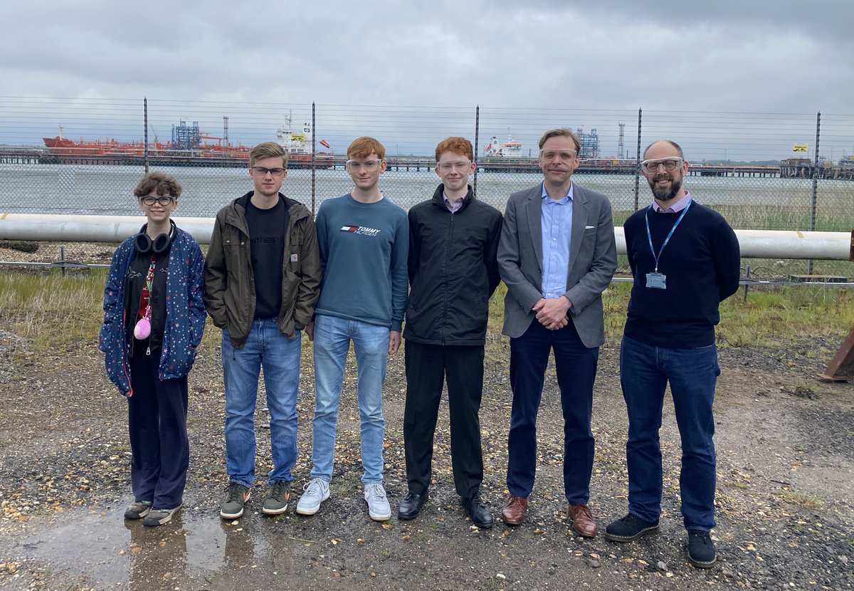 Portrait in Oil: yesterday students studying the history of the oil industry visited Fawley, the UK's largest refinery, and were let out of the minibus on condition that goggles be worn - Dan snagged the only cool pair. Thank you @ExxonMobilFAW @ExxonMobil_UK for the warm welcome