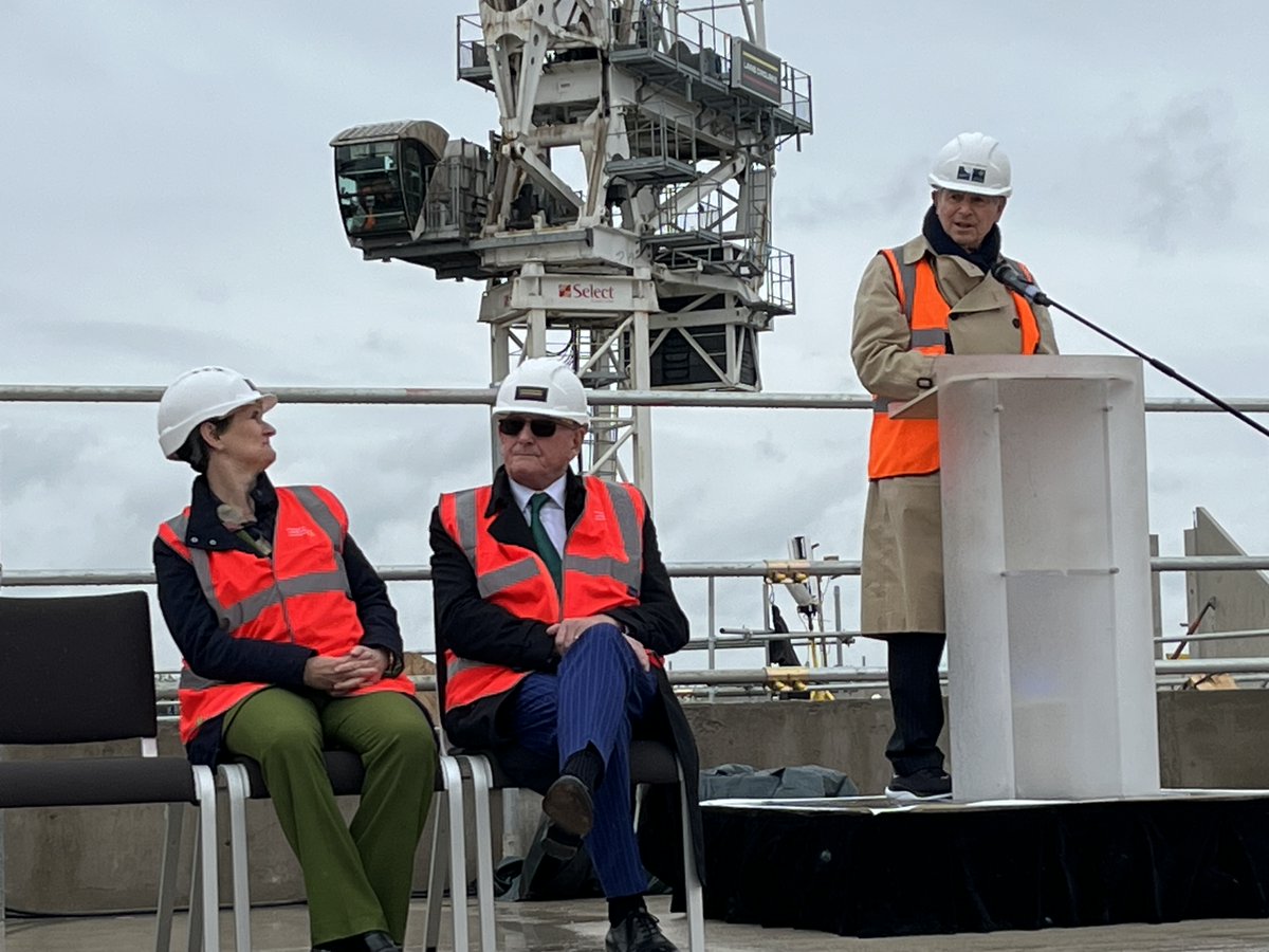 Today we celebrated a new milestone for the Schwarzman Centre! The Centre, which began construction in January 2023, has reached its highest point and was commemorated with a 'topping out' ceremony. Find out more about the ceremony here: humanities.ox.ac.uk/article/toppin…