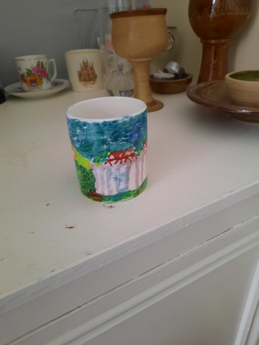 @BettinaSRoss1 If only 🤣🤣🤣
Todays activity was cup decoration...I was far too ambitious,  but seen in the round its meant to be The Ribblehead Viaduct on the Settle-Carlise Railway Line😊🤣
