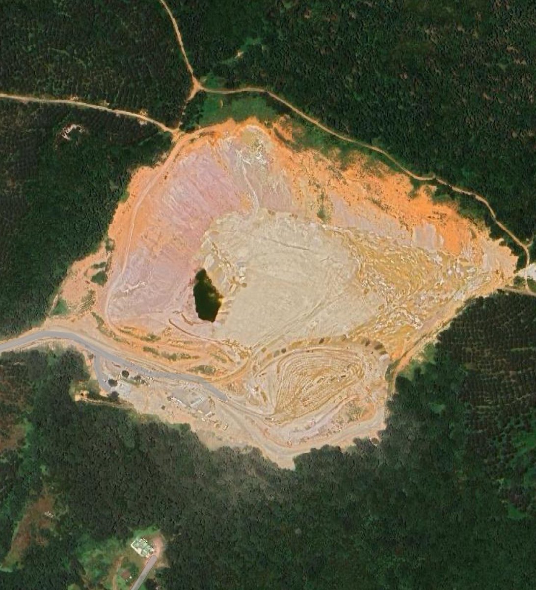 Bir ormanın yıllar içerisinde yok edilişi…

Tuzla Akfırat’da bulunan ormanlık alanın tam ortasına yaklaşık 10 yıl önce yüzlerce ağacın kesilerek açıldığı hafriyat sahası, hala faaliyetlerine aralıksız olarak devam ediyor.

İstanbul Anadolu Yakasının tek hafriyat sahası olarak