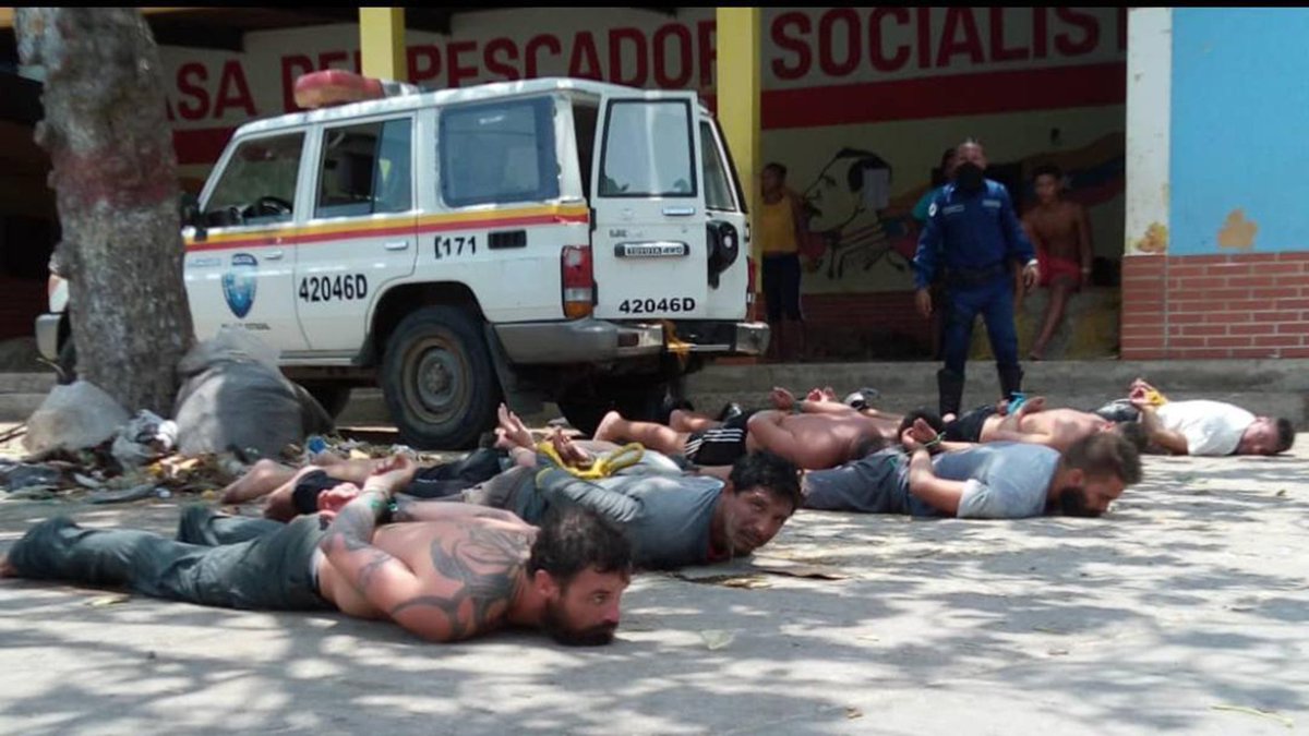 Hoy se cumplen 4 años de la Operación Gedeón. Foto 1: La expectativa de los gringos y apatridas. Foto 2: La realidad 😎. ¡Somos un pueblo digno, libre y soberano! #VenezuelaCalorPatrio