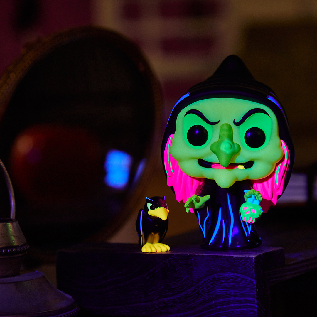 Have a bite! 🍎 Our exclusive Disney's #SnowWhite Evil Queen Funko Pop! is available here: boxlun.ch/3WlbD8B