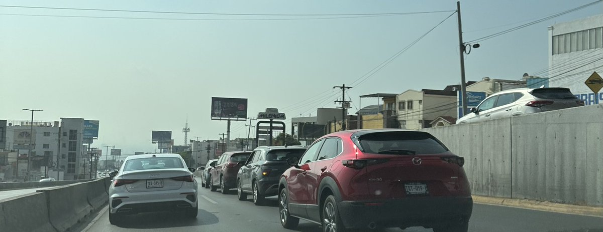 Percance vial entre 4 vh, Av. Leones Ote a la altura de Paseo de las Estrellas, carril central afectado. @SSPCMonterrey