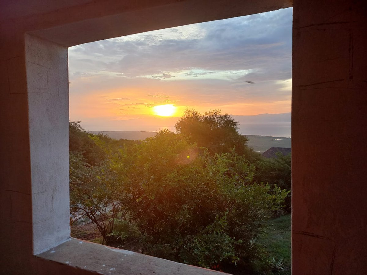 A sneak peek of the weekend from the escarpment Kikonko lodge in HOIMA CITY a perfect stop over on your way to or from #murchisonfallsnationalpark. To visit +256787999447, info@kikonko.com @followers @topfans #Uganda #fridaymorning #ecofriendly