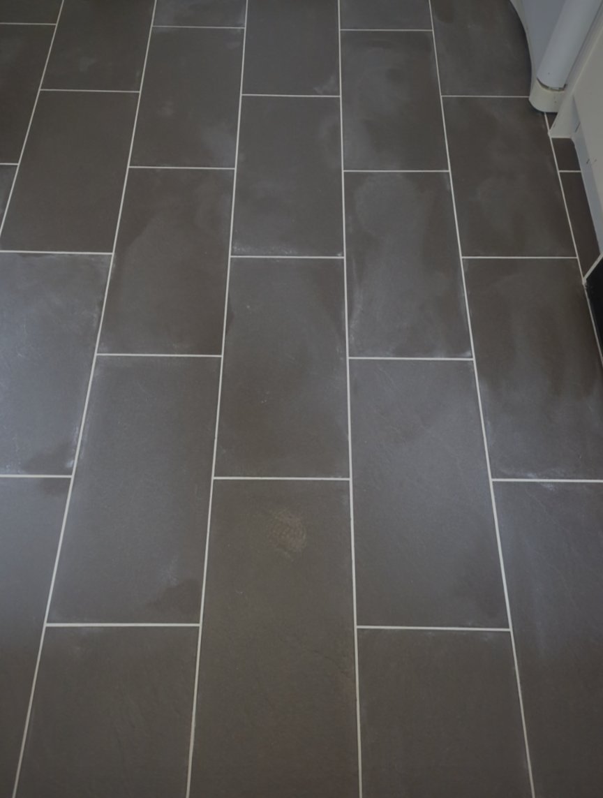 📍South Seton park port seton.
Kitchen floor tiled with 60 x 30 cm chambly black textured finish tile .
Grout colour is white ultra colour plus from the @MapeiUKLtd range .
#mymapeiproject 
#monochronetiling