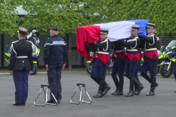 CALVADOS - L'hommage au motard de la gendarmerie tué en voulant intercepter un chauffard : 'Une vie offerte pour les autres' france3-regions.francetvinfo.fr/normandie/calv…