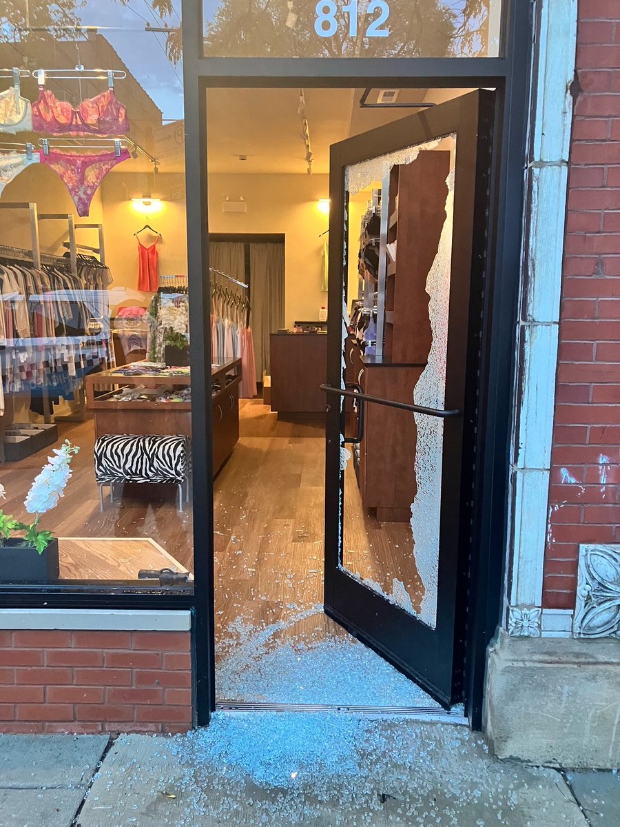 heartlca's tweet photo. Last night, several businesses on Webster and Halsted had their doors or windows broken. While they are repairing the damages, this causes extra expense for these businesses who call our neighborhood “home.” Please support your local businesses while they go through repairs. https://t.co/RRojGqjyZO