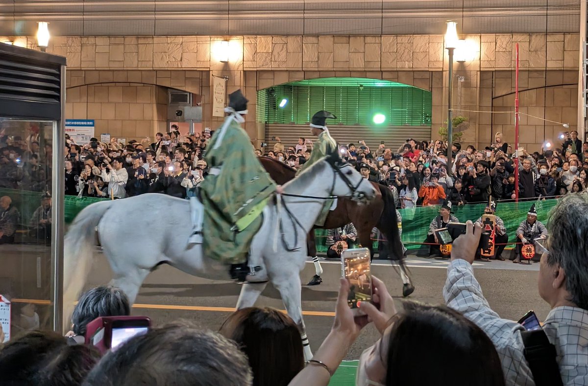 こまくらべのお馬さん🐎 毛並みが競走馬みたいなのと白いのとぶち（というのか？白黒混じりの）とグレーの４頭で街道を駆け抜ける。コンクリートを蹴る足音が軽くて、馬さんの脚が心配になる…。でも、かっこ良いのだ😍🐎 #くらやみ祭り #大國魂神社