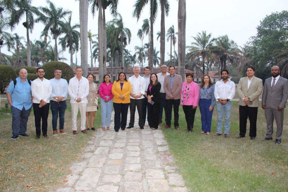 En el día de ayer, 2-5, el Encargado de Negocios a.i. de la Embajada felicitó al compatriota, Manuel Otero, Director General del Instituto Interamericano de Cooperación para la Agricultura (IICA), por el reconocimiento que le entregara el Rector de la @EAPZamorano, Sergio