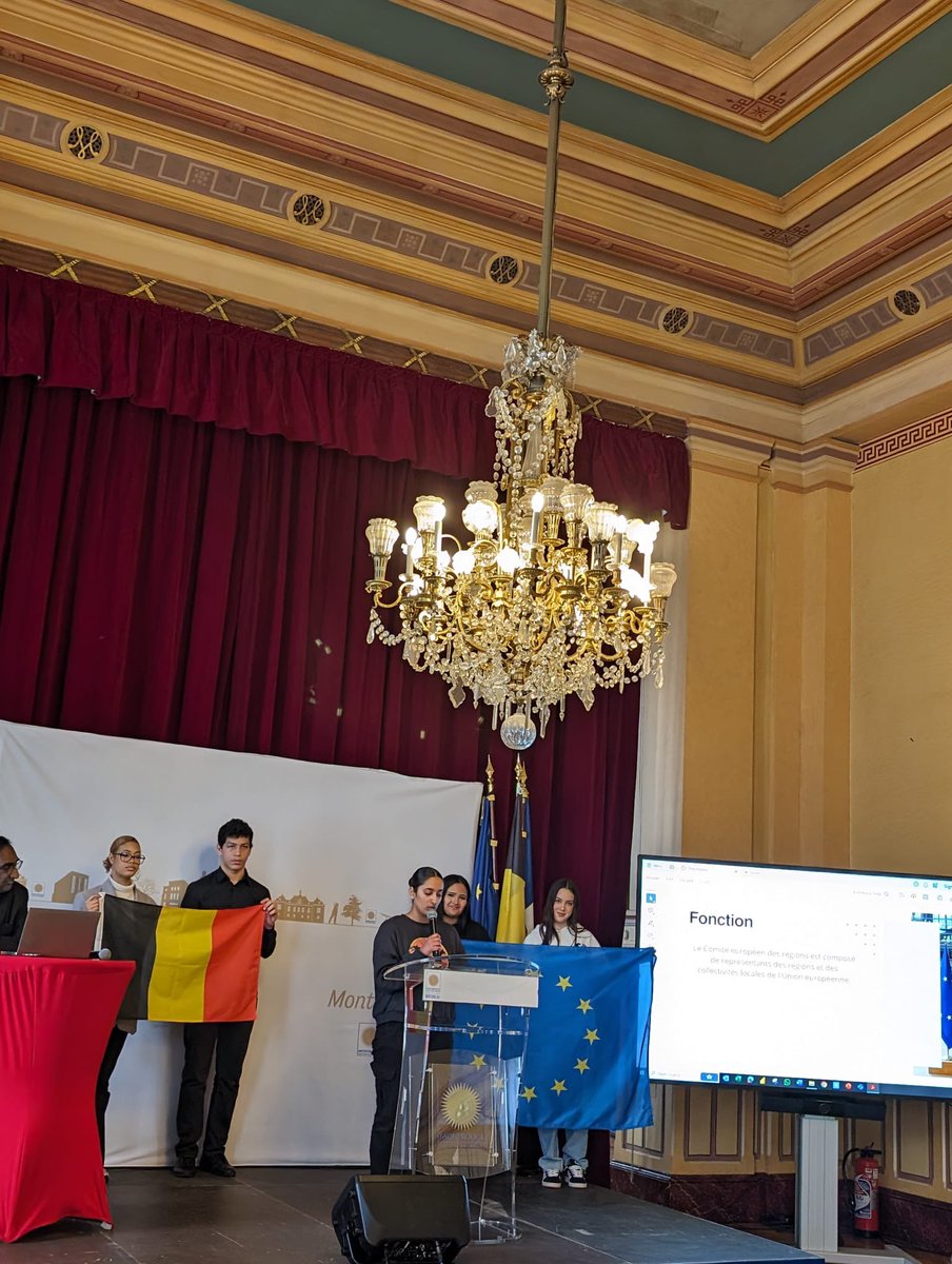 Semaine Européenne à la #MairiedeMontrouge. À l'honneur la #Belgique. Les élèves de la Section Euro préparés à la
présentation des institutions Européennes à #Bruxelles. Fiers de nos lycéens  de la #voiePro.