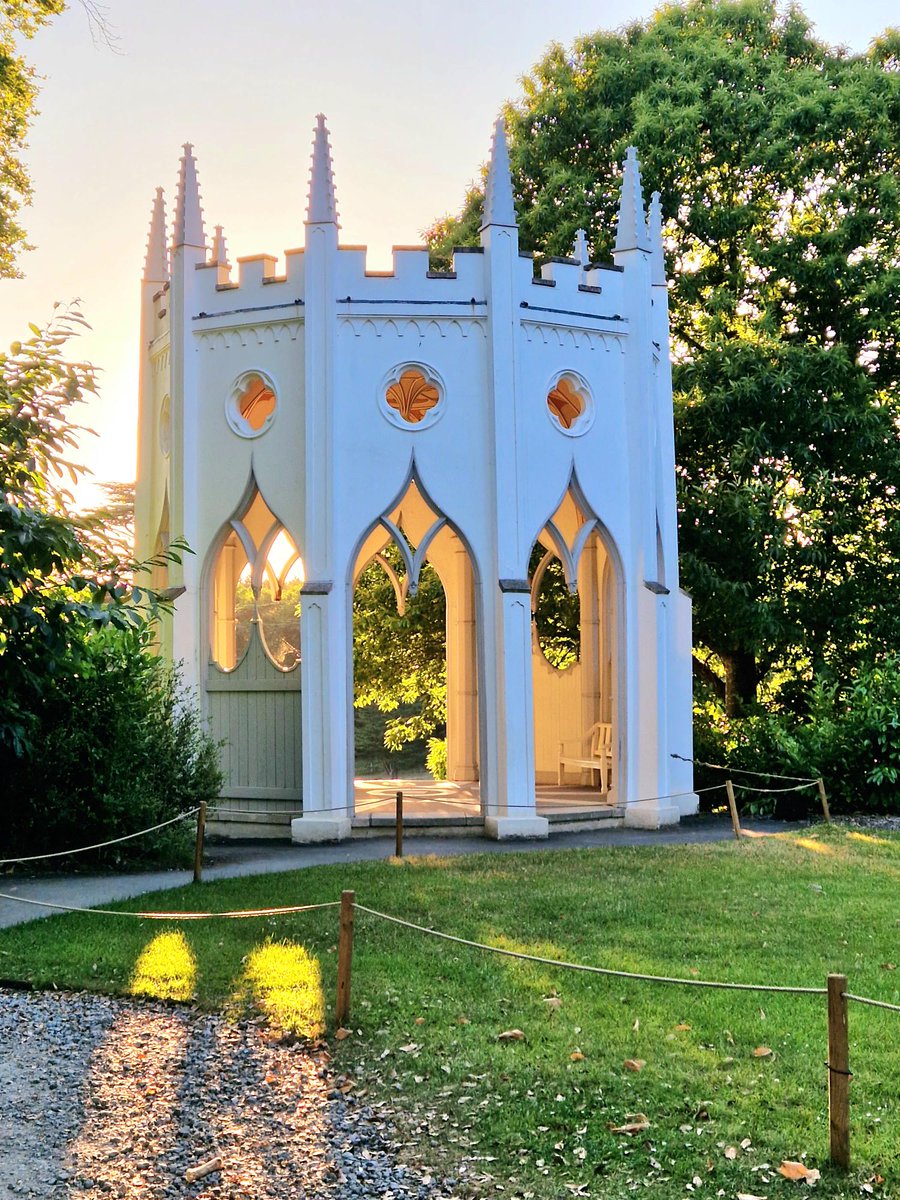 At Painshill, benches can be sponsored for special occasions or in remembrance of loved ones🕊️ The two benches housed within our stunning Gothic Temple have become available for dedication. 💚This a very rare opportunity💚 ℹ️ To register an interest in sponsoring a bench,