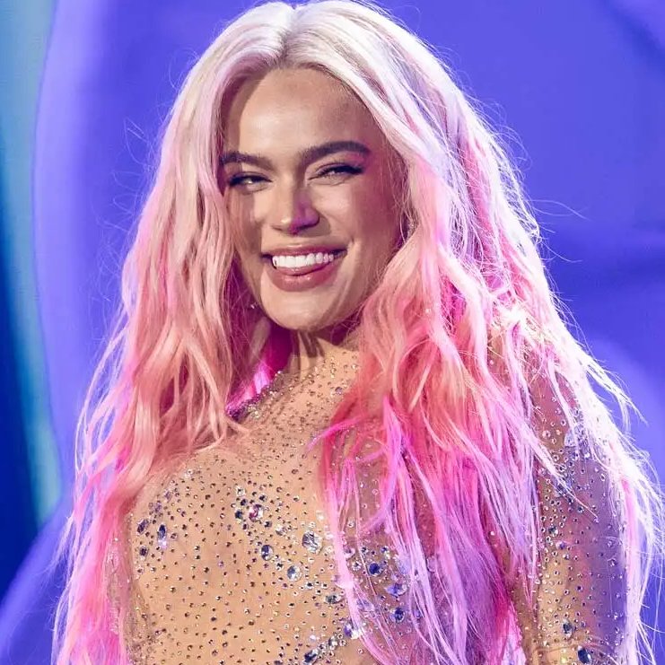 Karol G revelou que ouviu o 'Funk Generation' e ficou encantada com o álbum: 'Tenho um grande respeito pela Anitta, eu conheci o funk através dela. Se eu tivesse a oportunidade de colaborar com ela, seria uma honra.'