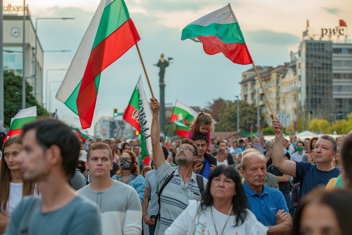 DIRECT🔴 Les termes du débat européen : Bulgarie, 'Corruption' Le débat commence avec Nadège Ragaru politiste et historienne, directrice de recherches au @CERI_SciencesPo et Philip Gounev consultant auprès des institutions européennes ➡️franceculture.fr/direct