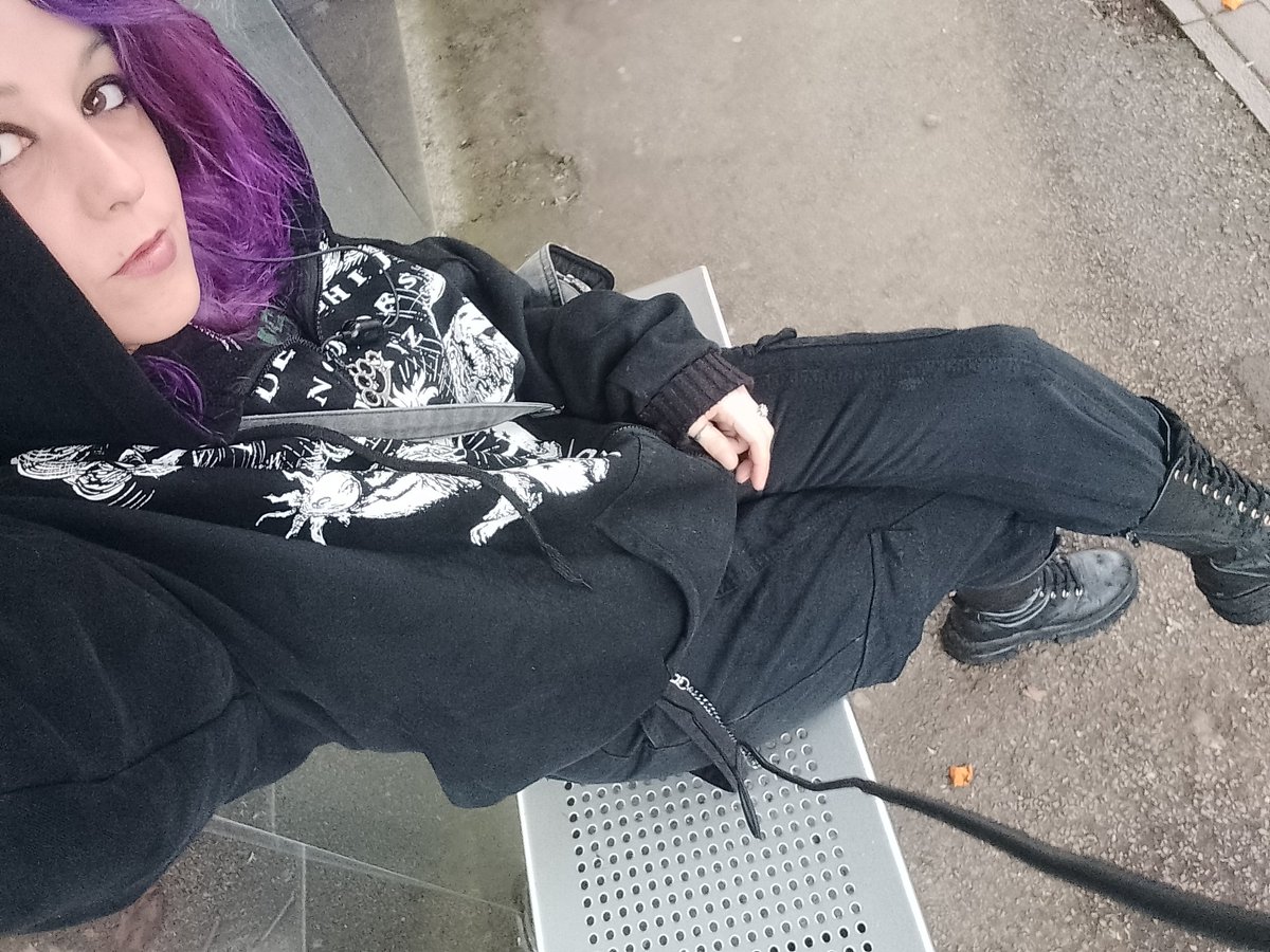 Stefflaps's tweet photo. I like to pretend im waiting for public transport just for fun, fuck actually getting on one back to walking 👍 #funtimes #pupwalks https://t.co/PEPmMPQ4gZ