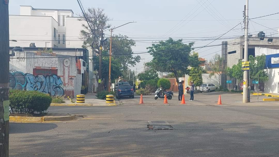 #AlertaVial cerrada la circulación en la calle de Jazmines entre Heroica Escuela Naval Militar y Sabinos #precaucion tome vías alternas #Oaxaca #OADN #Vialidad