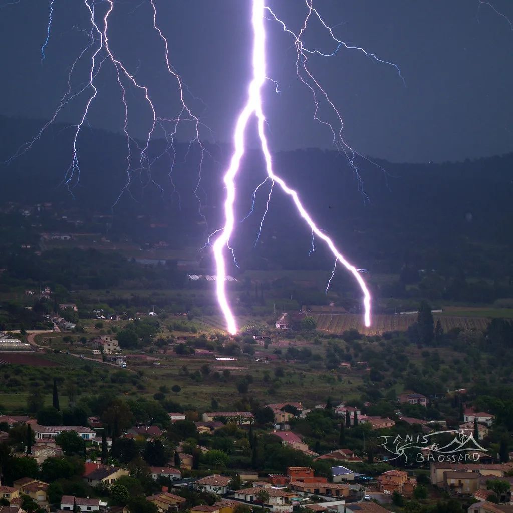 Spectacular close range #lightning in Solies Pont, #France by Janis Brossard. Taken on May 1, 2023 ⚡ Follow @xWxClub for more #storms from around the world

#weatherpicofday @StormFreaksArt @spann @JimCantore @MikeOlbinski @KeraunosObs @meteociel @meteofrance @severeweatherEU