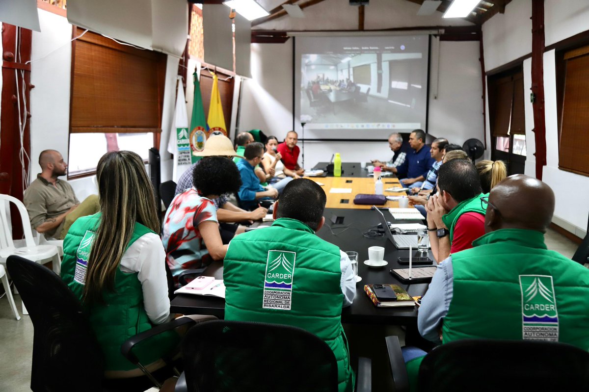 #AEstaHora en las instalaciones de la CARDER, se realiza la mesa técnica ‘Concertación para la Gestión Ambiental’ con la Senadora @ISAZULETA y las CAR del Eje Cafetero @CorpoQuindioCRQ @Corpocaldas.