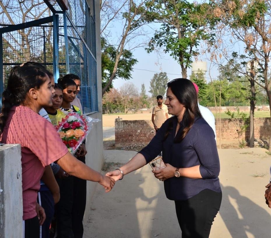 Visited and congratulated Harnoorpreet Kaur, Punjab topper of Class 8th, at her village Bhai Rupa. She is also a national level boxing champ & aspires to be a civil servant. Great to interact with young enthusiastic minds. #inspiringyouth