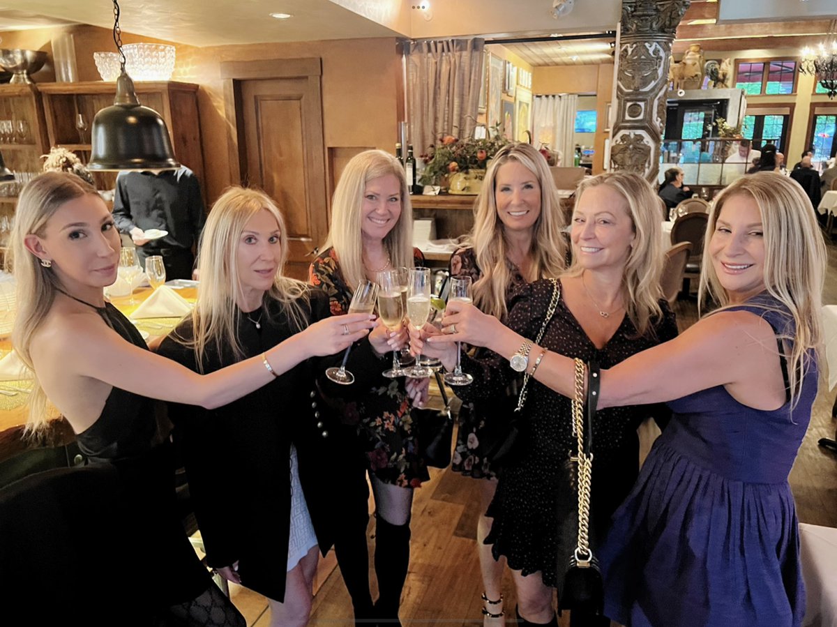 Enjoy your weekend! 💃🥂🇮🇹 #LadiesNight #Friendship #Family #ItalianRestaurant #VanCity #WestVan