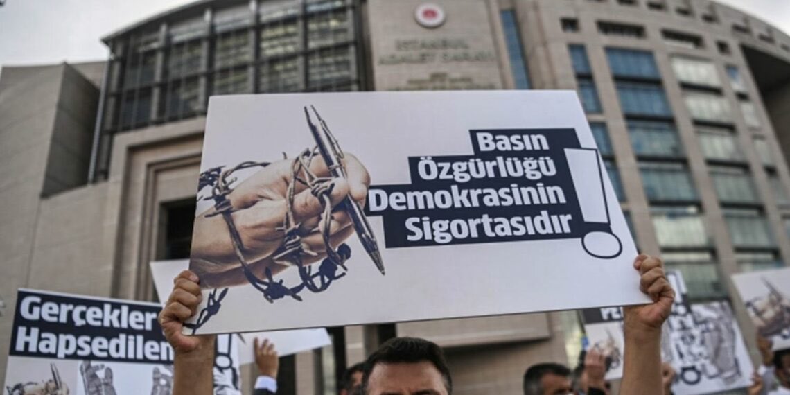 Avrupa Konseyi Türkiye’de ifade ve basın özgürlüğü, insan hakları savunucuları ve sivil toplumun durumuna ilişkin bir uyarı yazısı yayımladı: Türkiye’de medya ve ifade özgürlüğü “Yoksul ve tek taraflı” hale geldi.   Son 20 yılda her 3 ayda bir, ortalama 200 gazeteci