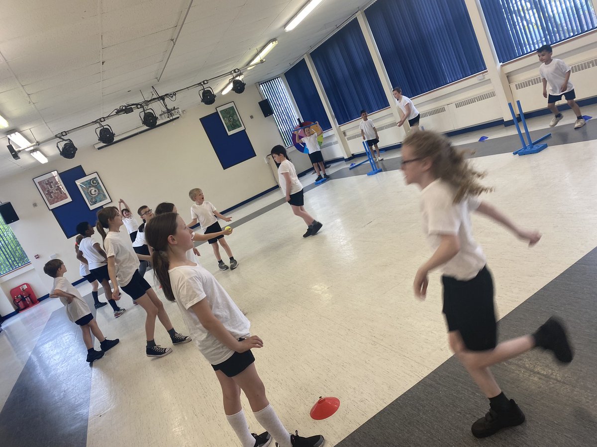 Year 5 worked well as teams in their cricket lesson today! Keep up the great work! #GrangePE <a href="/GrangeMissA/">GrangeMissA</a> Xx
