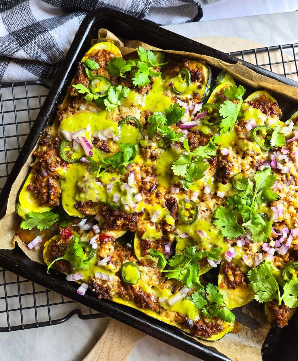 TGIF you guys! Get to the blog and try my Burrito Bowl Stuffed Zucchini! RECIPE - thehappyveg.ca/recipes/burrit… We've got a @BeyondMeat and brown rice filling, loads of spices and chilis and extra old cheddar. Finished with jalapenos, green salsa, fresh cilantro, and diced onions. So…