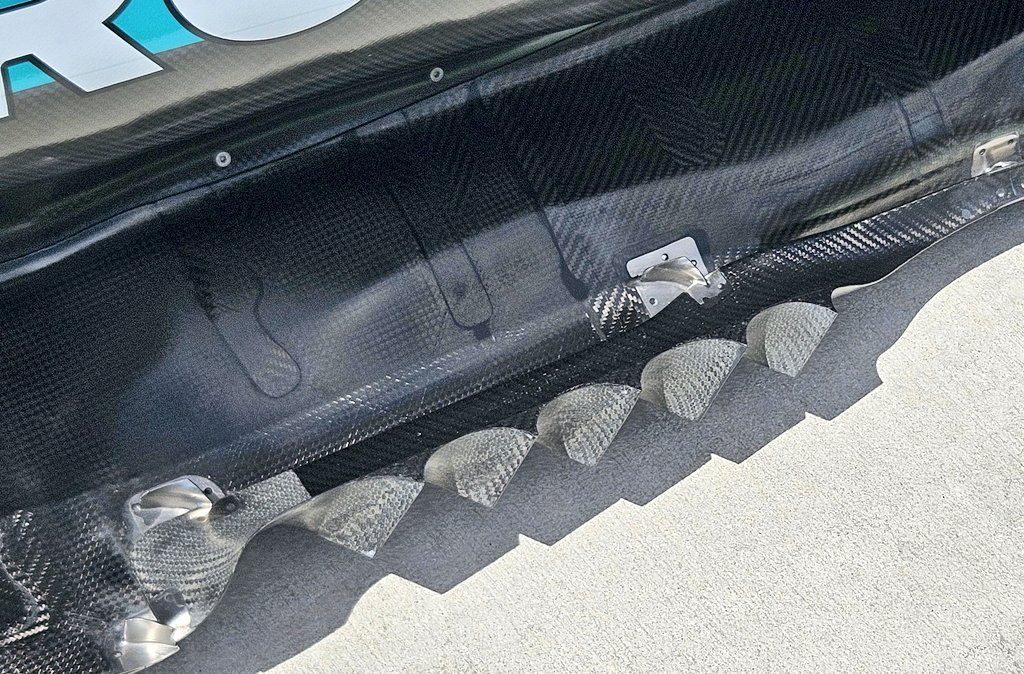 Detalle del nuevo suelo de Mercedes. Detais of new Mercedes floor edge