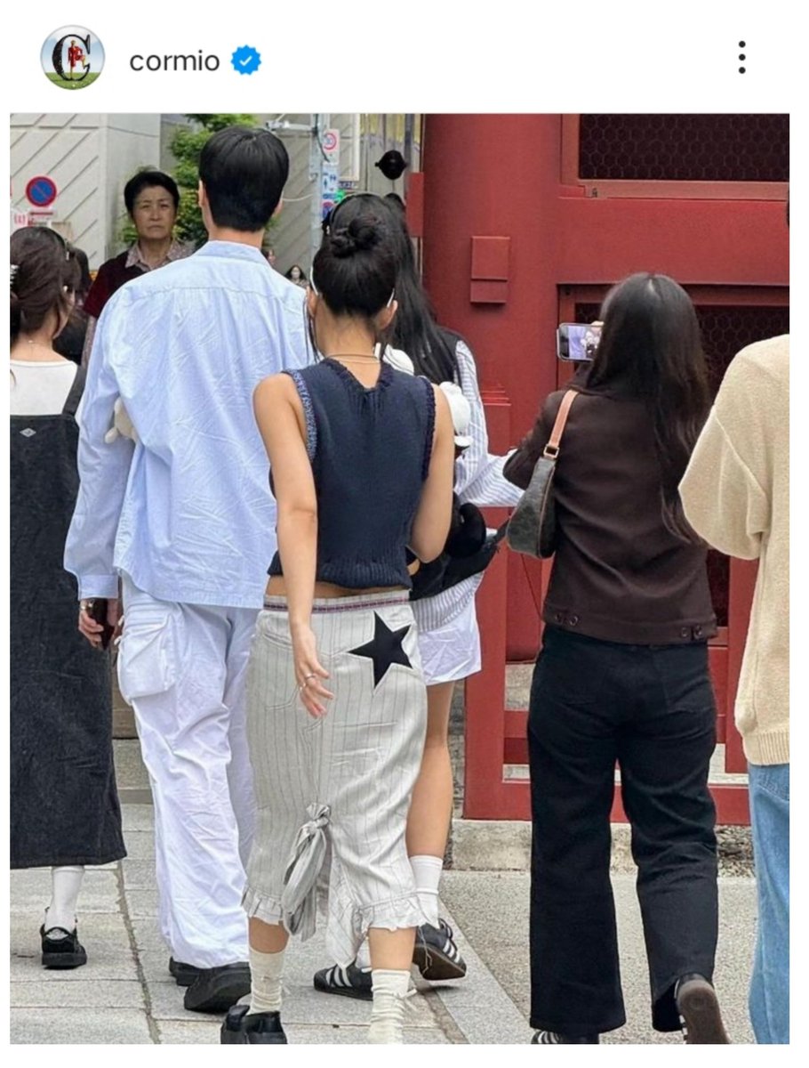 🇮🇹 Italian brand CORMIO, ig update of #JENNIE:

jennierubyjane in her Alasia CORMIO skirt entering Sensō-ji temple in Tokyo