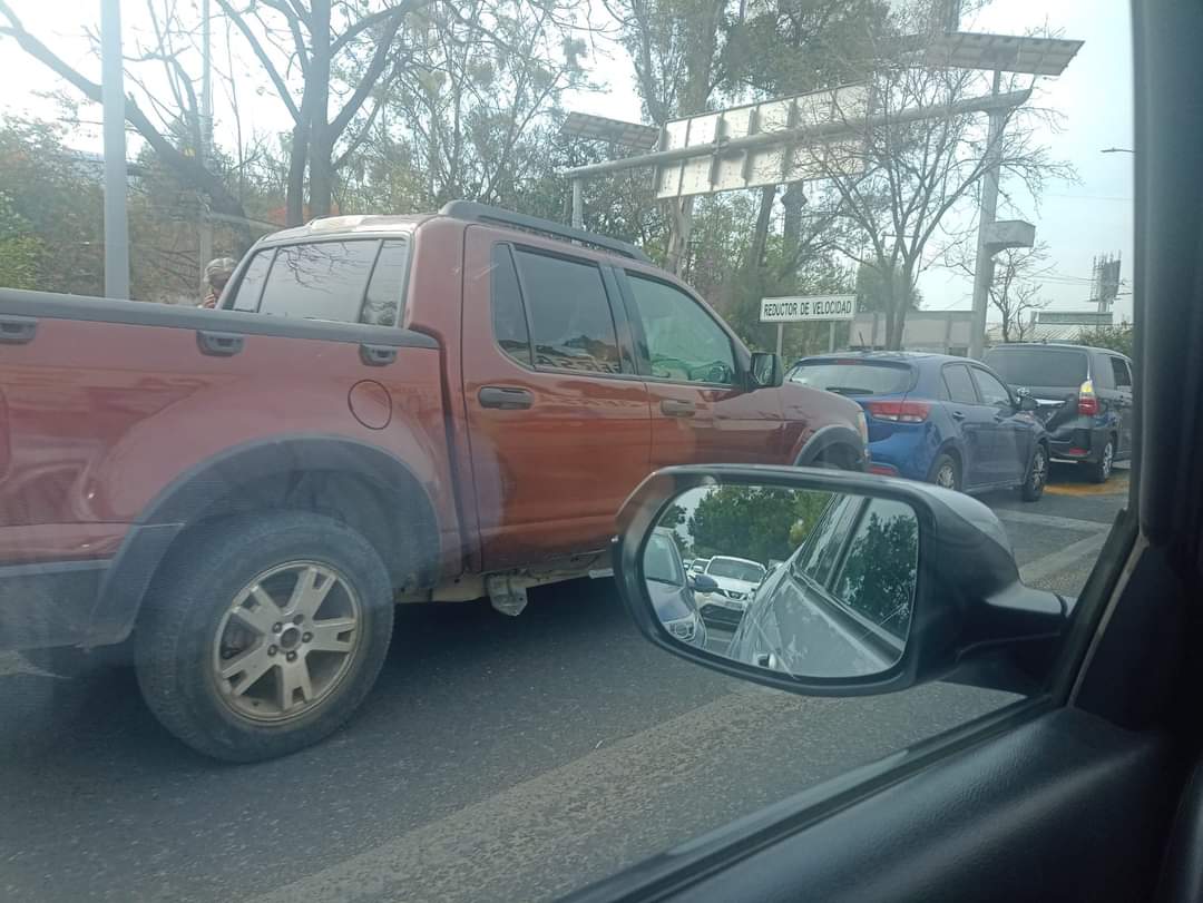 #AlertaVial choque de 3 vehículos frente a la gasolinera del areopuerto #precaucion conductores #Oaxaca #OADN #Vialidad