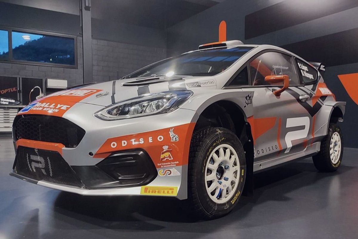 ✔️ El @FordSpain Fiesta Rally2 que @pepslopezdriver 🤝 @DavidVcopiloto van a pilotar por primera vez en el @rallydeportugal 🇵🇹, decorado ya con los colores de su nuevo equipo Past-Racing, del @RallyeTeamSpain, y de algunos patrocinadores de @TT_Motorsport.