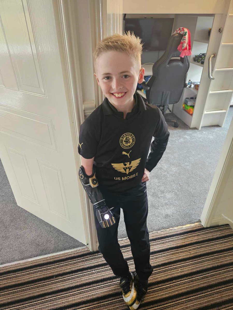 Our TommyD is ready to act as one of the flag wavers as players from @BarnsleyFC come onto the pitch for tonight’s play off match ❤️@openbionics @KoalaaCommunity @Amaze_Lab @SighSam #limbdifferenceawareness #barnsleyisbrill #barnsleyfc
