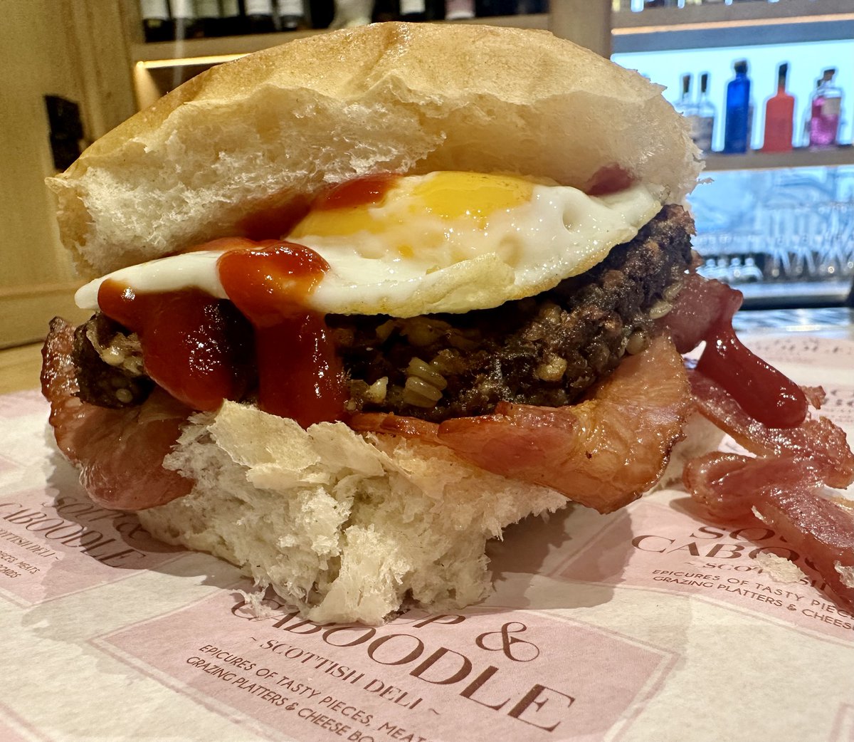 Remember we're open from 9am #everyday 🏴󠁧󠁢󠁳󠁣󠁴󠁿🍳🥓
Pick up a #breakfastroll over the #bankholidayweekend 📷@ £3.95 Choice of: Bacon – Stornoway black pudding – Macsween haggis – Pork link sausage – Fried egg – Potato scone (Add additional item £1.95)
soupandcaboodle.com/menu/ 
#EdinEats