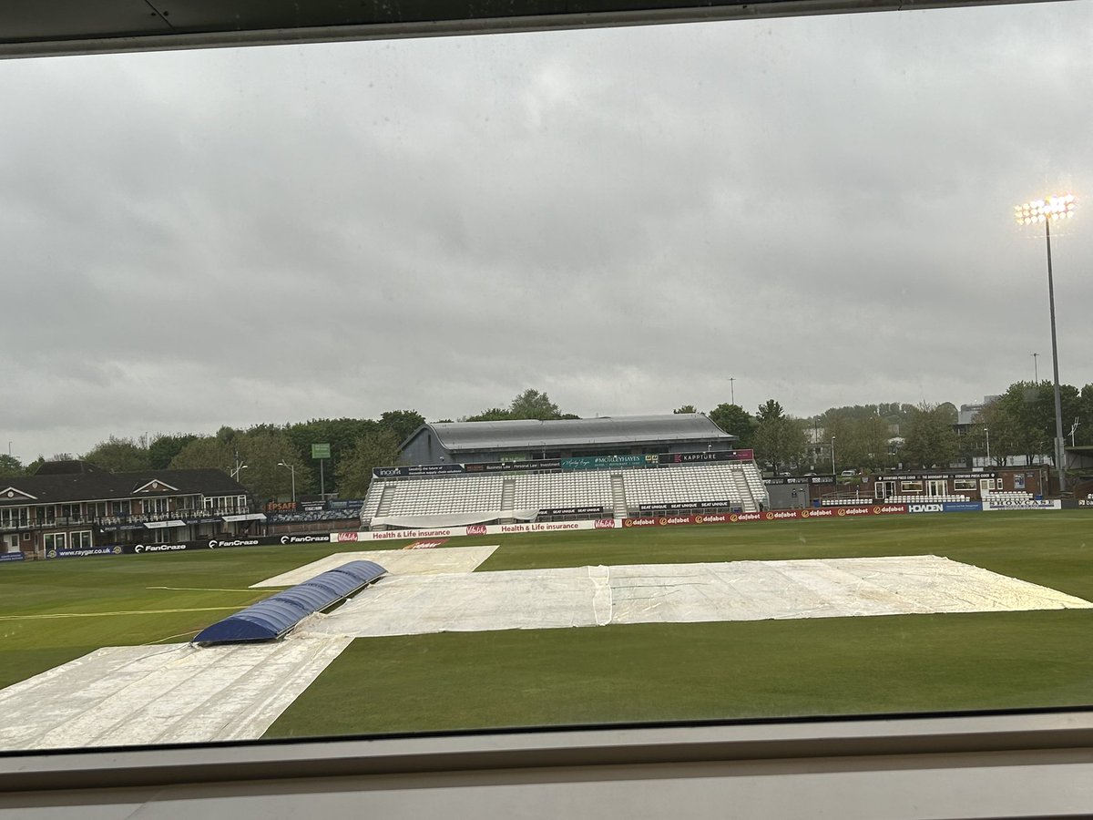 It’s very wet and very dark here at The County Ground, hope for any continuation of play today is slowly slipping away.
#WeAreDerbyshire #DCCC