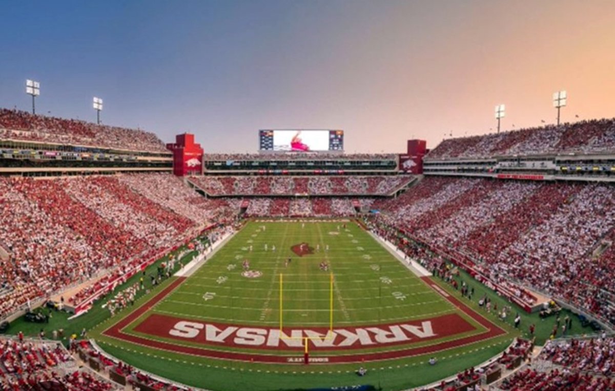 Blessed to be offered by @RazorbackFB @CoachSamPittman @CoachSFountain @TRONE2 @RockFootball1 @Andrew_Ivins @adamgorney @ChadSimmons_ @JohnGarcia_Jr @RivalsFriedman @RivalsWoody @SWiltfong_ @RealNews102