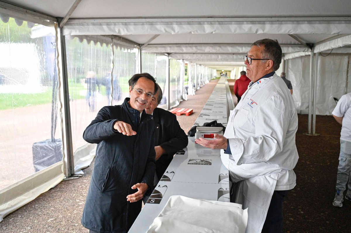 [#SuresnesBaguetteShow]
C'est la grande répétition, terrasse du Fécheray, pour franchir le cap de la plus longue #baguette du monde ! 
Les boulangers sont dans les starting blocks, concentrés pour relever ce challenge, avec les encouragements de @BOUDYGuillaume. 
😃Rdv dimanche !