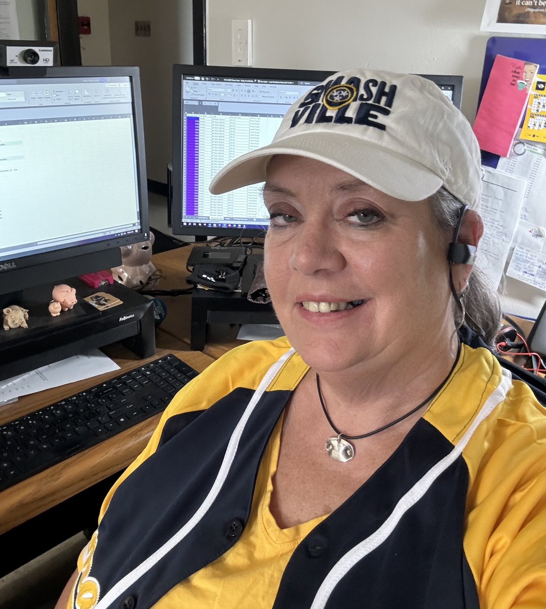 marilynyo63's tweet photo. @SiriusXMNHL @expomick  @PredsNHL  Is it game time yet.   Smashville will be loud.  #IlikeitIloveit #game6 https://t.co/vLNi7ZtTCh