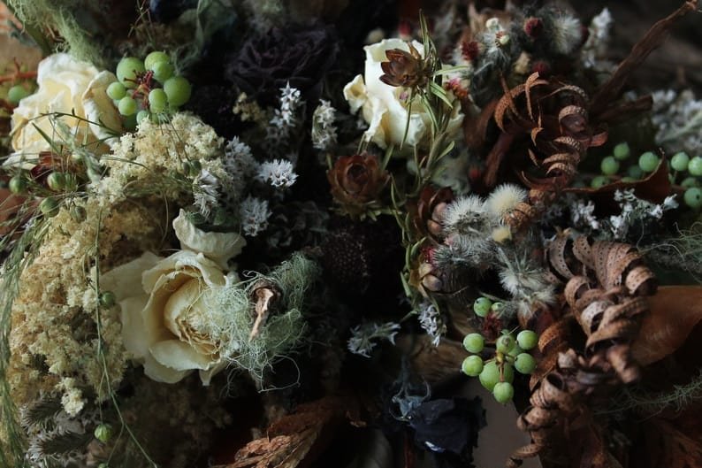 Dried florals by @westerwisp #floralart #flowers #Seattle #Japan #weddingflowers #floraldesign #weddinginspo