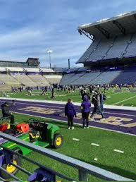 Got to Husky stadium early to see warmups for tonight’s #Dawgsafterdark
