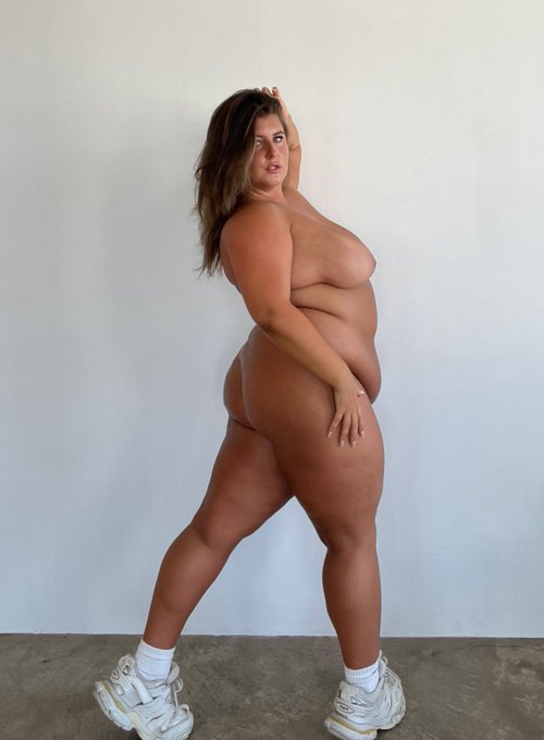 does my curvy body turn you on? https://t.co/4cw70BgXXx