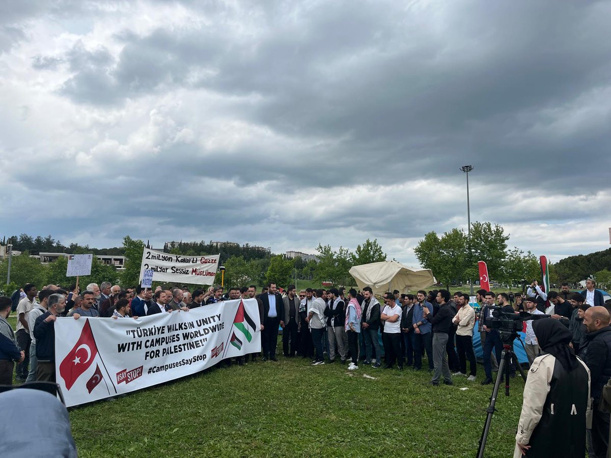 Bursa Uludağ Üniversitesi’nden George Washington Üniversitesi direnişine selam olsun 👋🏻🇹🇷🇵🇸 Hep birlikte Gazzeli kardeşlerimizin hak ettiği barış ve adalet için sesimizi yükseltmeye devam ediyoruz 📢 #CampusesSayStop ❗️ #FreePalestine @eyupkadirinan @mucahidsuleyman