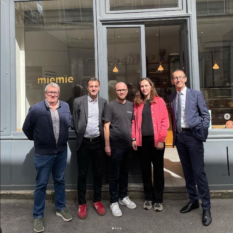 Francois Vauglin, Maire du 11e et Nicolas Bonnet-Oulaldj, adjoint à la Maire de Paris chargé du commerce et de l'artisanat, ont rencontré ce matin Amélia et Antonin de la boulangerie Miemie qui vient de remporter le Prix du Goût d’Entreprendre décerné par la Ville de Paris !