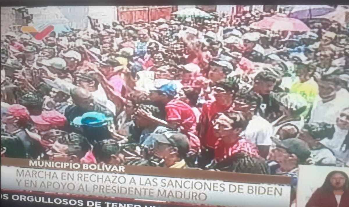 Ellos tienen su afiche, su muñeco y nosotros tenemos al candidato del Pueblo, el candidato de Chávez, el conductor de victorias @NicolasMaduro @PartidoPSUV @dcabellor @ConElMazoDando