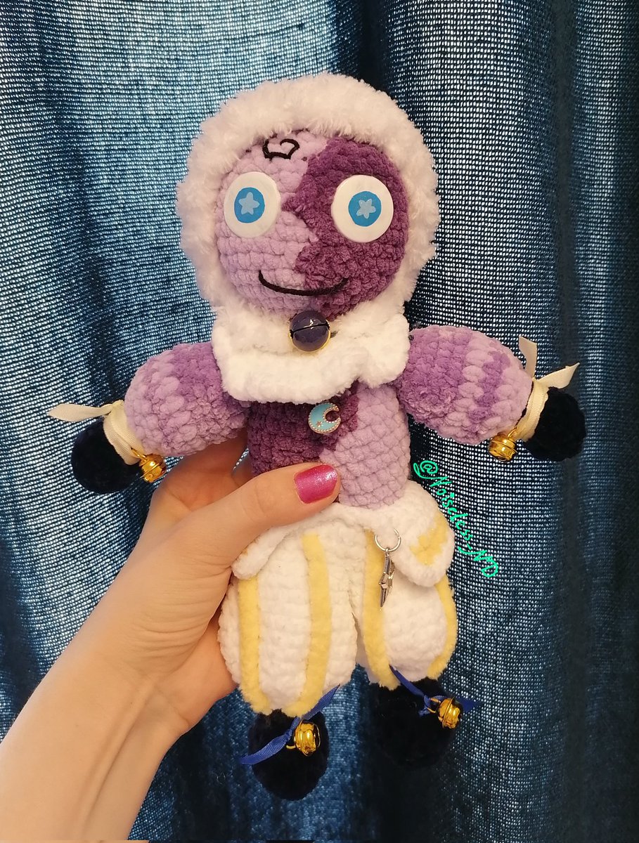 This plush didn't turn out as well as the previous ones, but I still like it 🩵
Now I can move on to the next one, I just need to find the right blue yarn

#sunandmoonshow #lunarandearthshow #tsbs #lunar